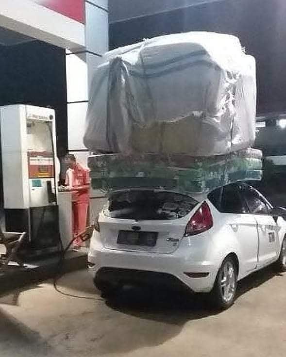 10 Potret kendaraan lagi ngisi bensin ini menipu mata