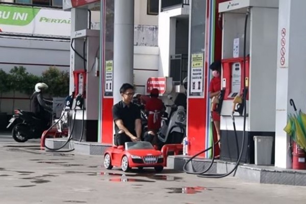 10 Potret kendaraan lagi ngisi bensin ini menipu mata