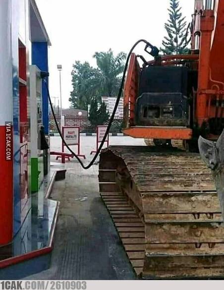 10 Potret kendaraan lagi ngisi bensin ini menipu mata