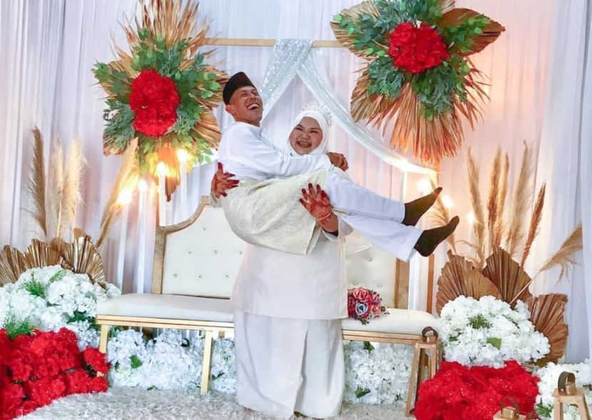 Pengantin wanita gendong suami di hari pernikahan, unik & bikin baper