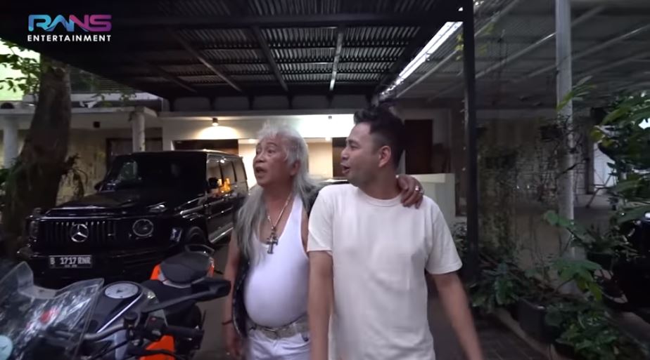 7 Momen Gideon Tengker berkunjung ke rumah Nagita Slavina, jajal motor