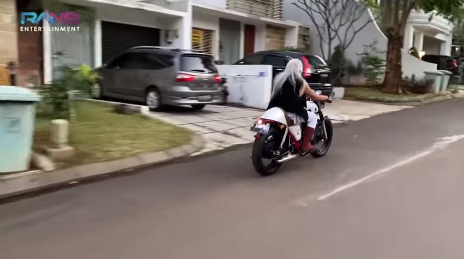 7 Momen Gideon Tengker berkunjung ke rumah Nagita Slavina, jajal motor