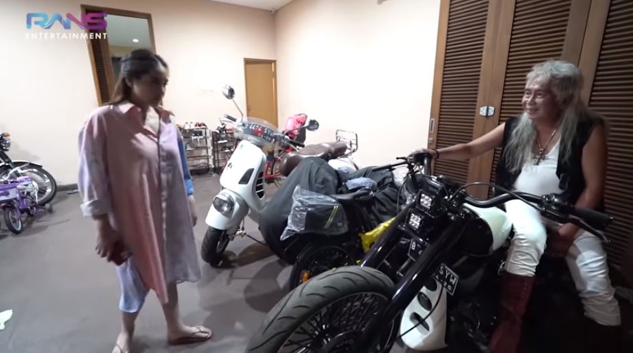 7 Momen Gideon Tengker berkunjung ke rumah Nagita Slavina, jajal motor