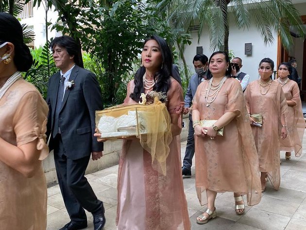 8 Momen pernikahan Sergio Berlino adik Marcella Zalianty, khidmat