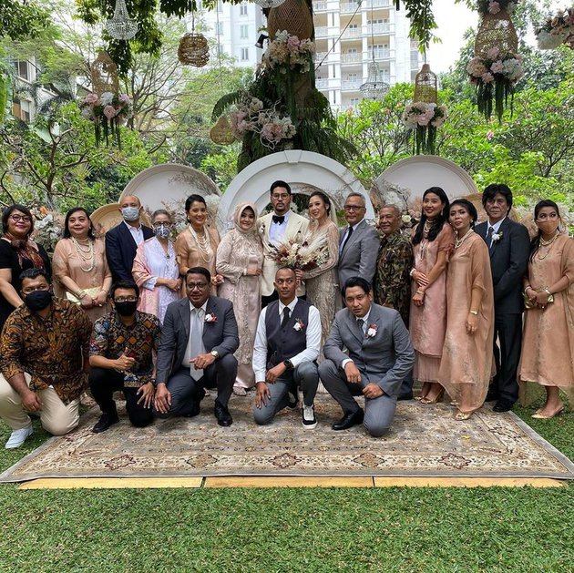 8 Momen pernikahan Sergio Berlino adik Marcella Zalianty, khidmat