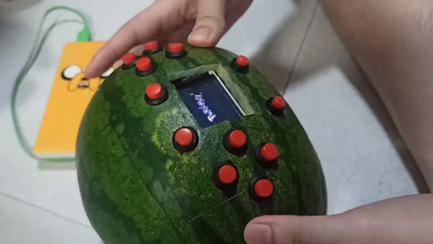 Viral konsol video game dibuat dari kulit semangka, unik banget