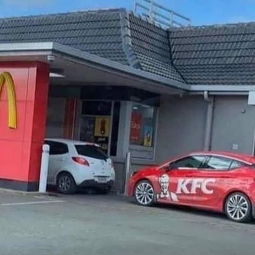 7 Momen lucu 'beda pilihan tapi tetap bersatu' ini kocaknya menghibur