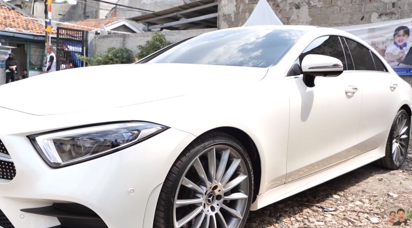 10 Potret mobil baru Paula Verhoeven, miliki teknologi super canggih