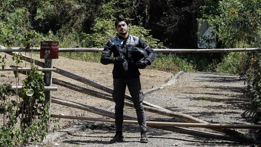 10 Potret terbaru Achmad Megantara tampil dengan brewok, manglingi