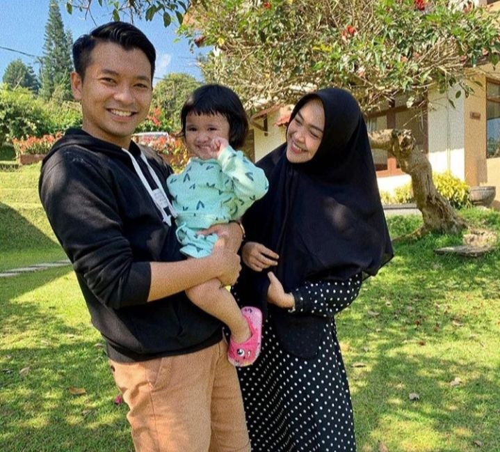 9 Potret kedekatan Ria Ricis & Reza Surya Putra, saling lempar rayuan
