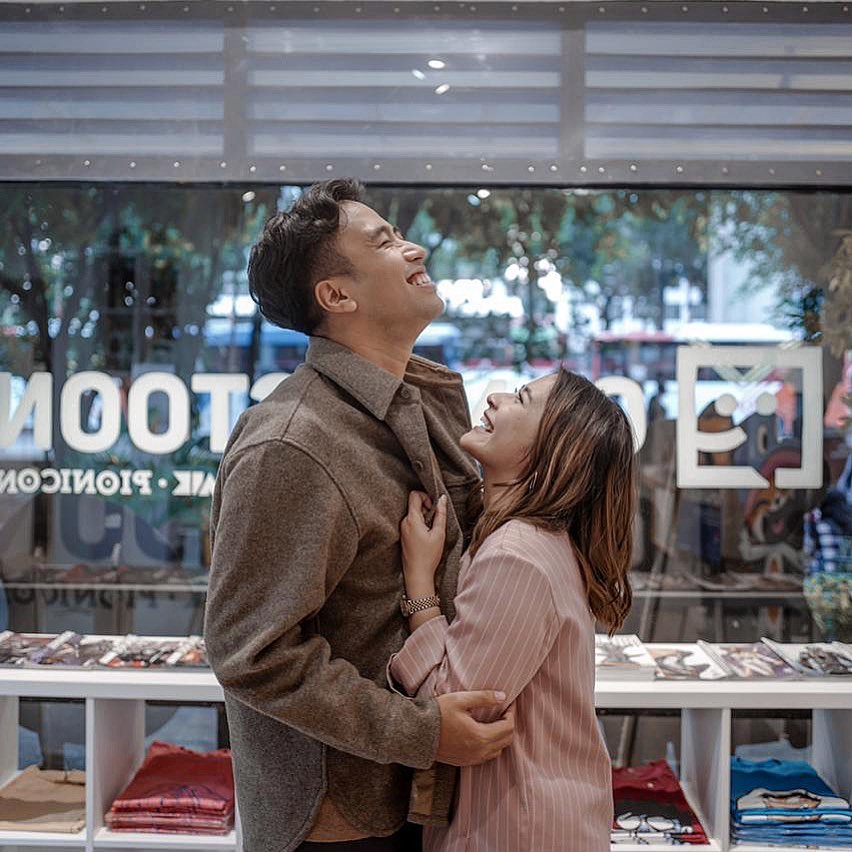 Duet lagu, ini 8 potret kebersamaan Prilly Latuconsina & Vidi Aldiano