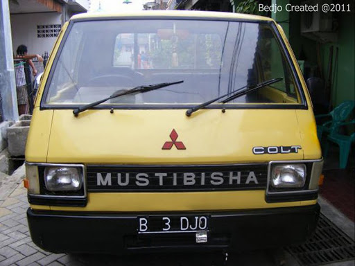 10 Tulisan di depan mobil ini absurdnya bikin lihat dua kali