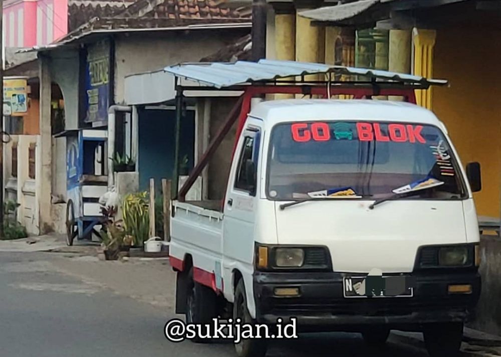 10 Tulisan di depan mobil ini absurdnya bikin lihat dua kali