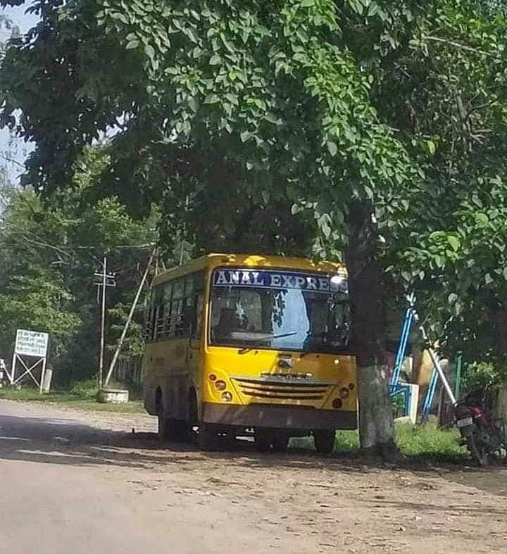 10 Tulisan di depan mobil ini absurdnya bikin lihat dua kali