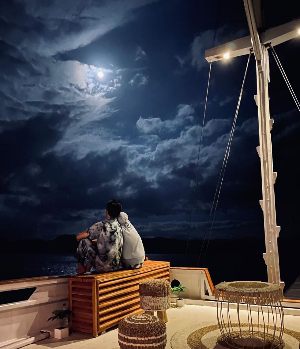 10 Potret Dinda Hauw & Rey Mbayang liburan ke Labuan Bajo, sweet abis