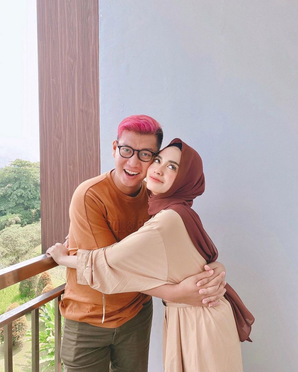 Potret romantis 10 komika dan istri, bikin baper