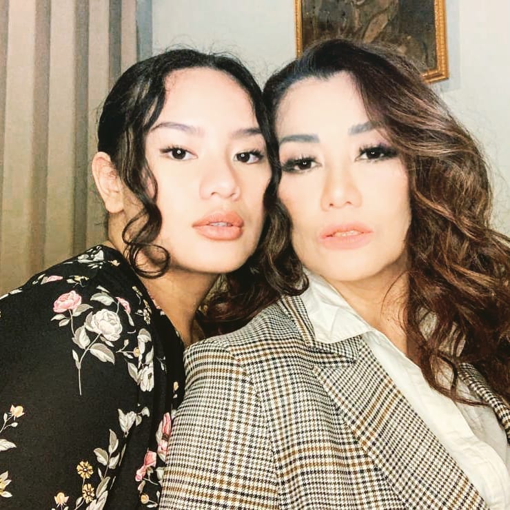 10 Momen hangat Reza Artamevia dan kedua anaknya, bak sahabat