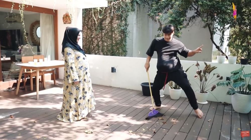 10 Momen lucu Ammar Zoni turuti tantangan istri jadi 'ibu hamil'