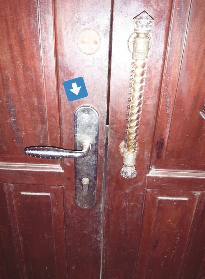 11 Potret cara netizen perbaiki pintu ini nyelenehnya kocak