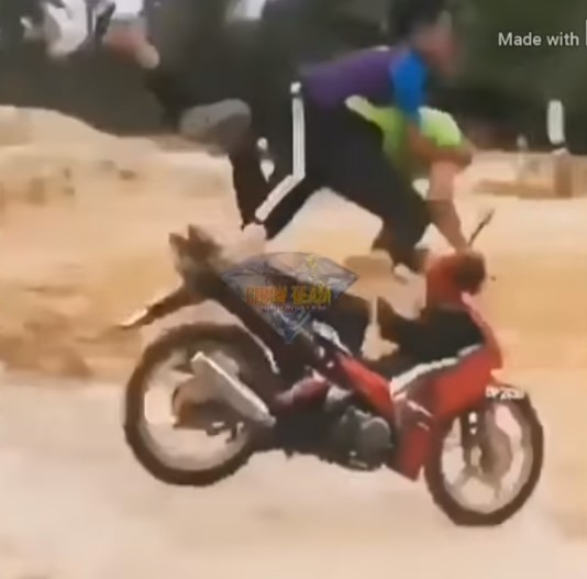 10 Momen apes saat naik motor ini tertangkap kamera, bikin tepuk jidat