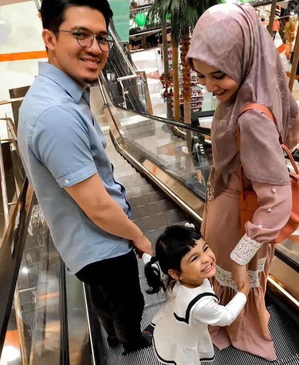 10 Potret Irwansyah & Zaskia Sungkar momong keponakan, bikin melting