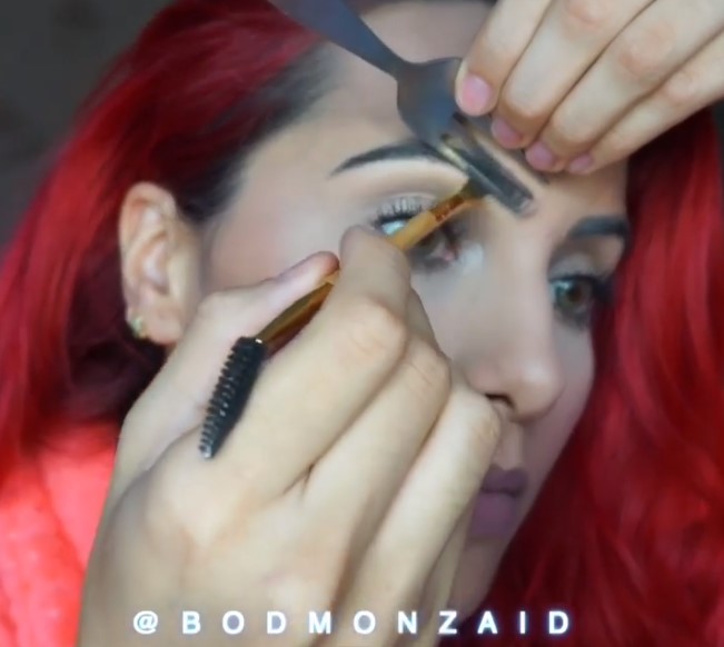 10 Kelakuan nyeleneh melukis alis dengan alat seadanya, kocak banget