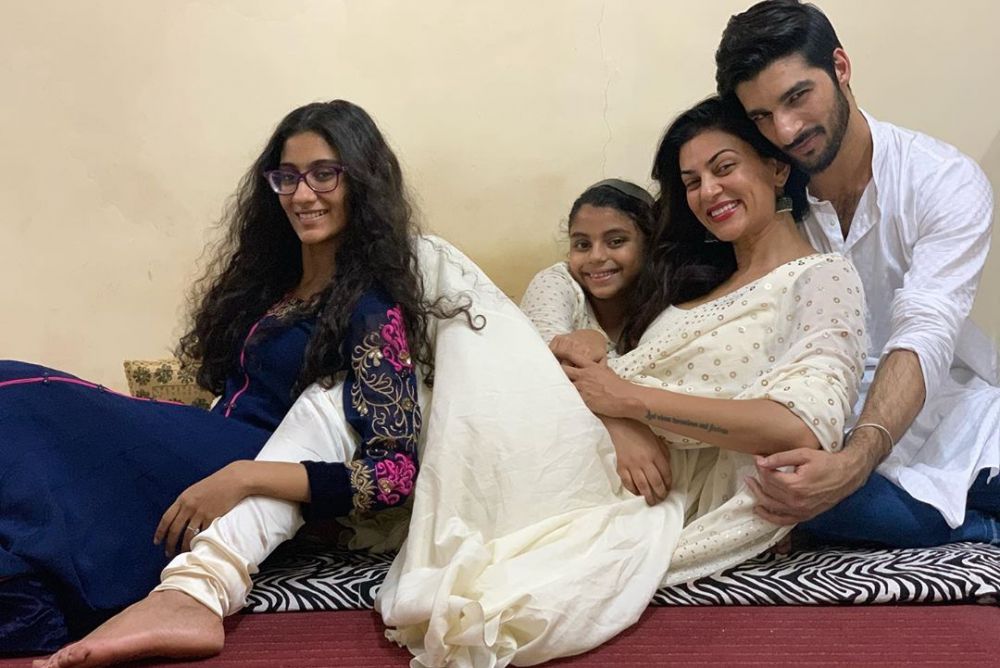 10 Potret Sushmita Sen dan putri angkatnya, bak kakak beradik