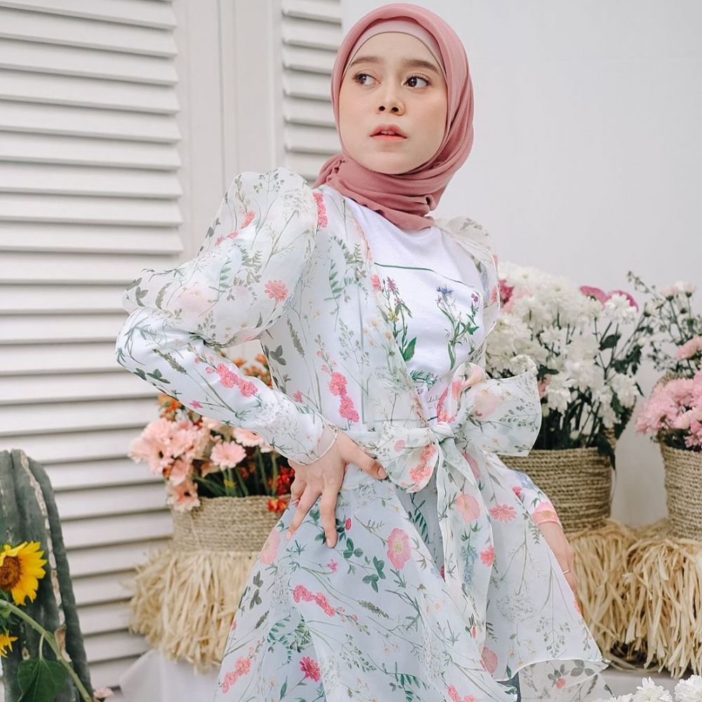 10 Gaya Lesty Kejora pemotretan tema bunga-bunga, bikin gagal fokus