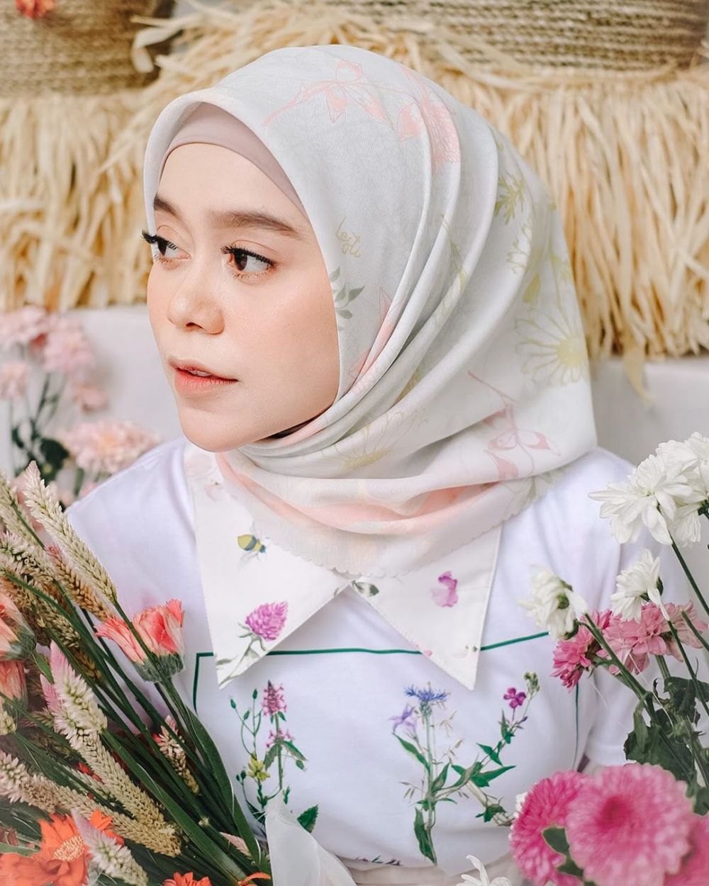 10 Gaya Lesty Kejora pemotretan tema bunga-bunga, bikin gagal fokus