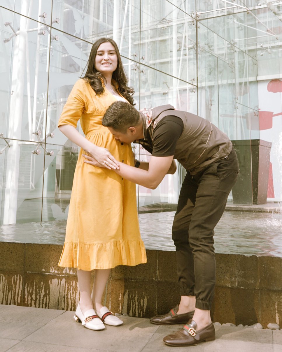 10 Potret Angbeen Rishi pamer baby bump, curi perhatian