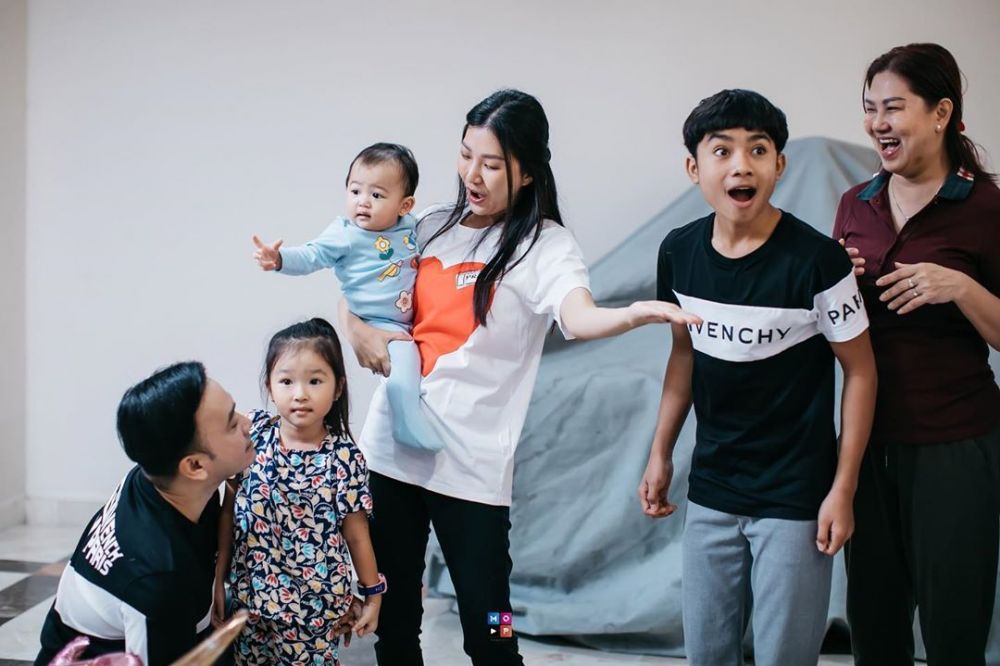 10 Foto kedekatan Betrand Peto dan orang tua Sarwendah