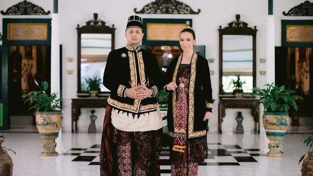 10 Potret prewedding Karina Nadila di Jogja, simpel berlatar sawah