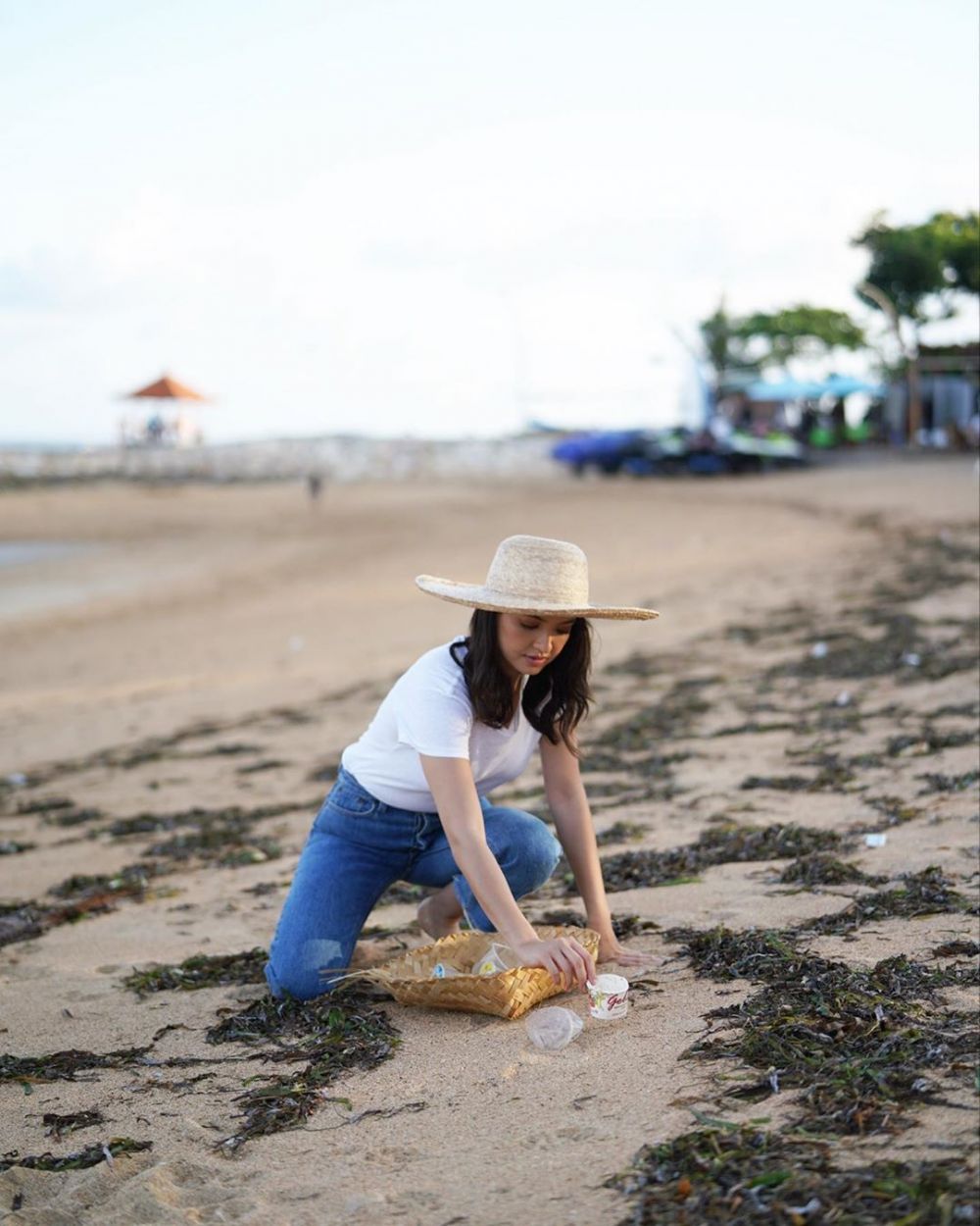 Peduli lingkungan, ini 10 momen Raline Shah pungut sampah di pantai