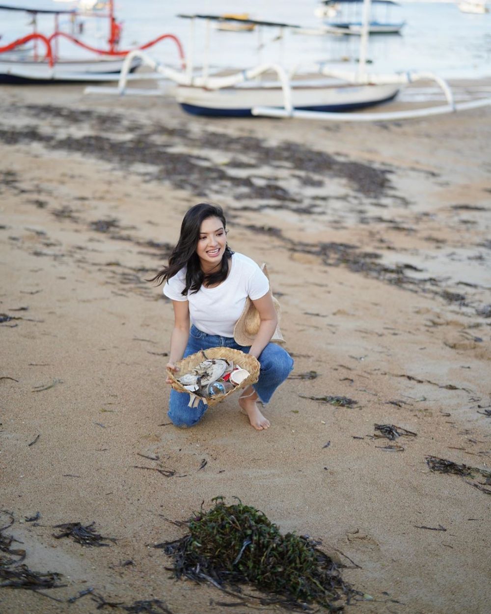 Peduli lingkungan, ini 10 momen Raline Shah pungut sampah di pantai