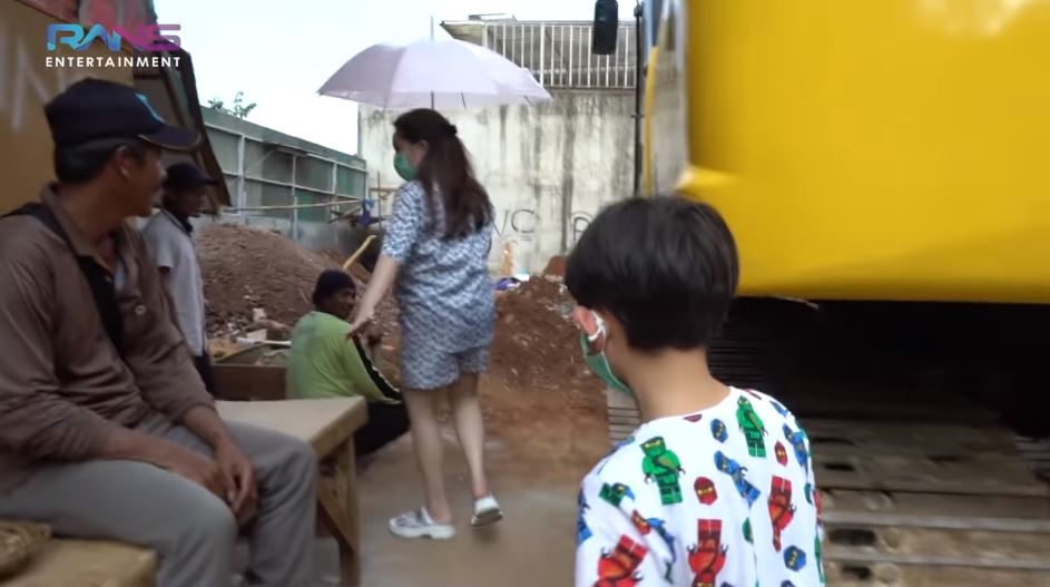 10 Potret Nagita Slavina mengemudikan eskavator, dipuji Rafathar