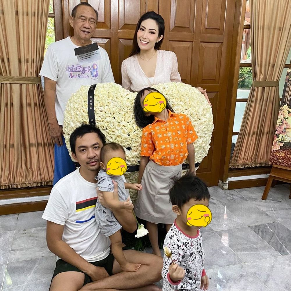 10 Potret kejutan ulang tahun Ayu Dewi ke-36, meriah meski di rumah