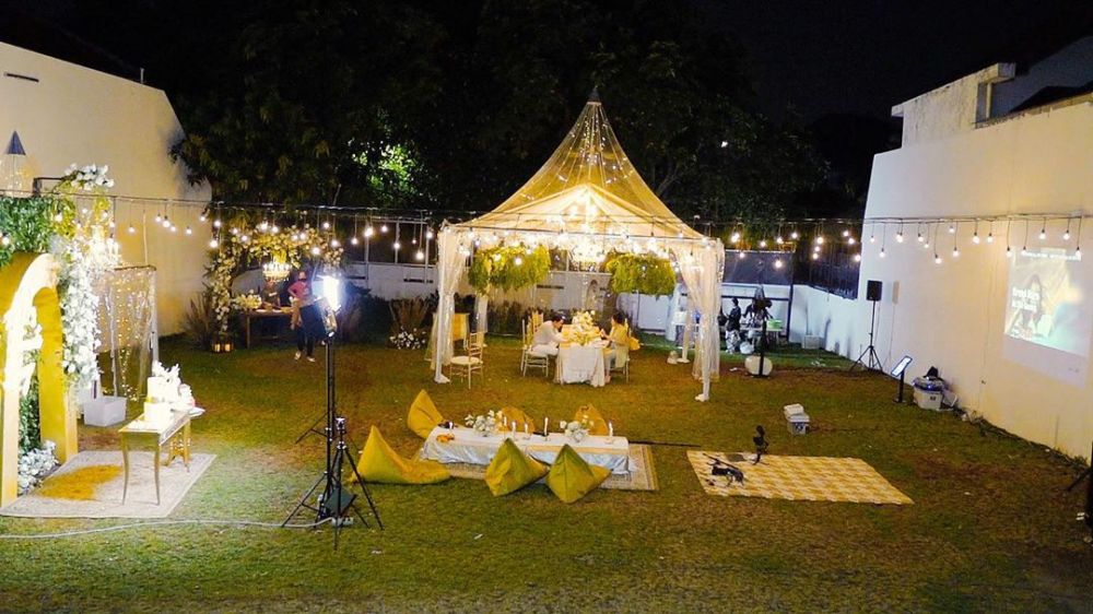 10 Potret kejutan ulang tahun Ayu Dewi ke-36, meriah meski di rumah