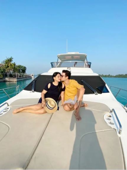 9 Potret liburan Titi Kamal dan keluarga di atas kapal, bikin baper