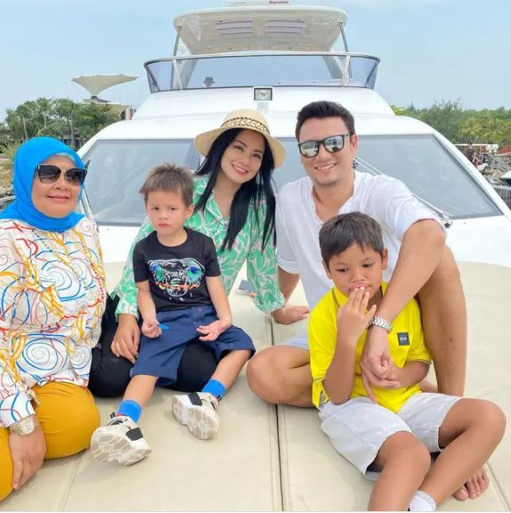 9 Potret liburan Titi Kamal dan keluarga di atas kapal, bikin baper
