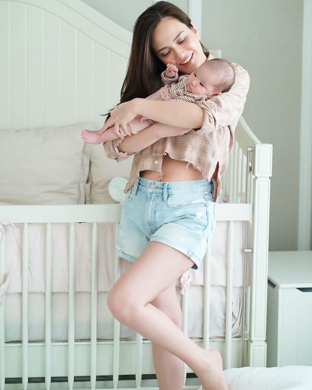 10 Potret terbaru Shandy Aulia usai melahirkan, jadi hot mom