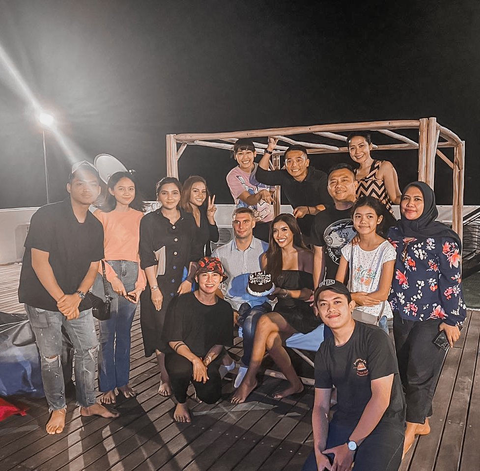 10 Potret Millendaru dan pria teman dekatnya, kompak olahraga bareng