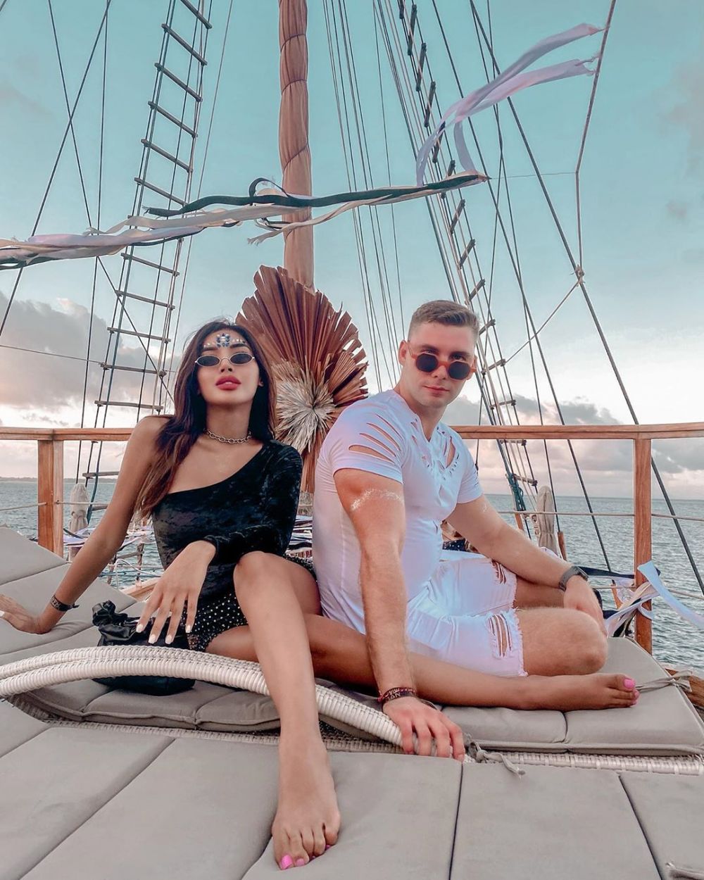 10 Potret Millendaru dan pria teman dekatnya, kompak olahraga bareng