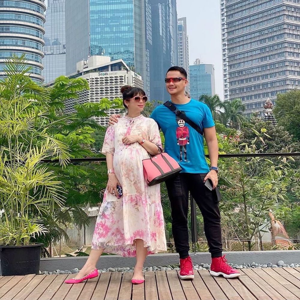 10 Pesona Chaca istri Choky Sitohang saat hamil anak ketiga, stylish