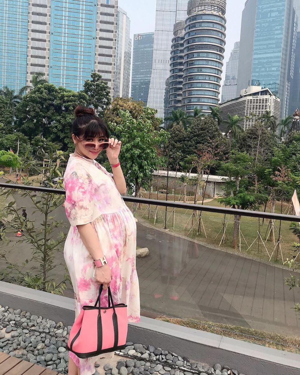 10 Pesona Chaca istri Choky Sitohang saat hamil anak ketiga, stylish