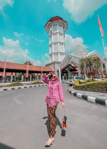8 Pesona Devi Agustina, manajer Atta Halilintar yang stylish abis