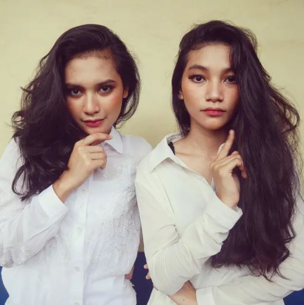  8 Potret kompak Indah Permatasari & adik perempuan, sibling goals
