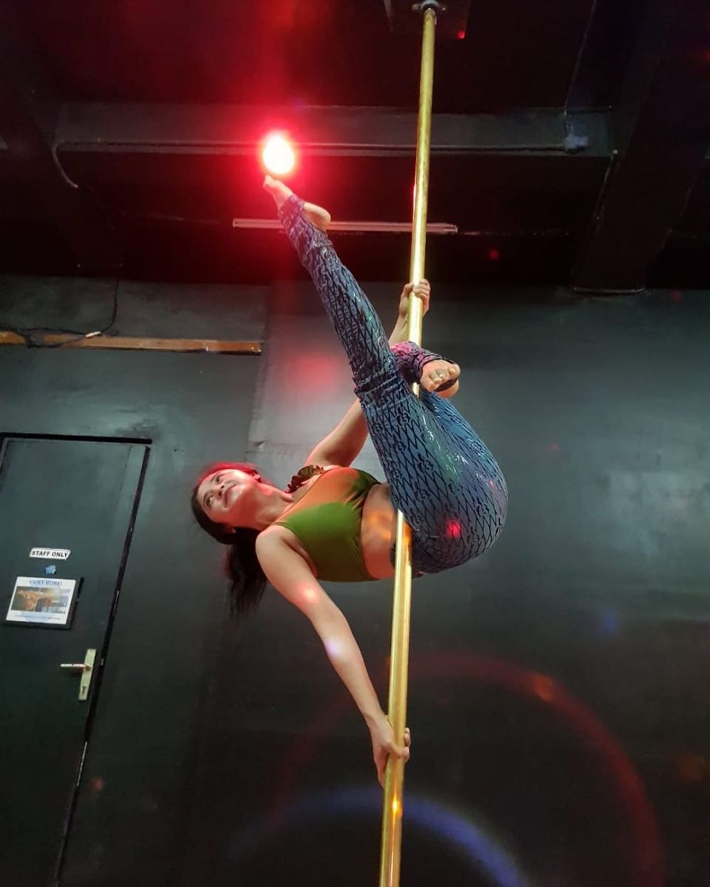 10 Aksi Dewi Perssik saat pole dance, gerakannya curi perhatian