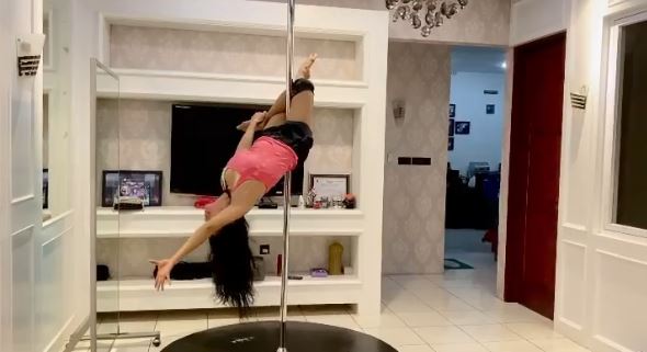 10 Aksi Dewi Perssik saat pole dance, gerakannya curi perhatian