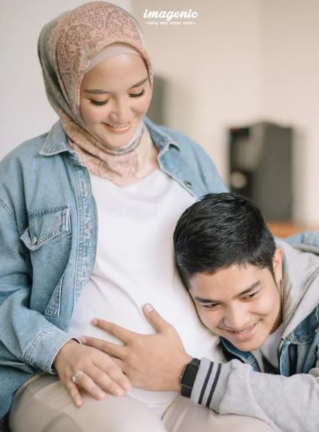 7 Potret maternity Erica Putri dan suami, tampil simpel & kasual