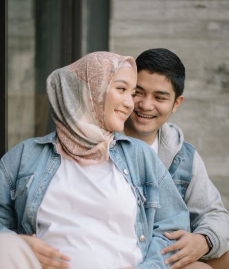 7 Potret maternity Erica Putri dan suami, tampil simpel & kasual